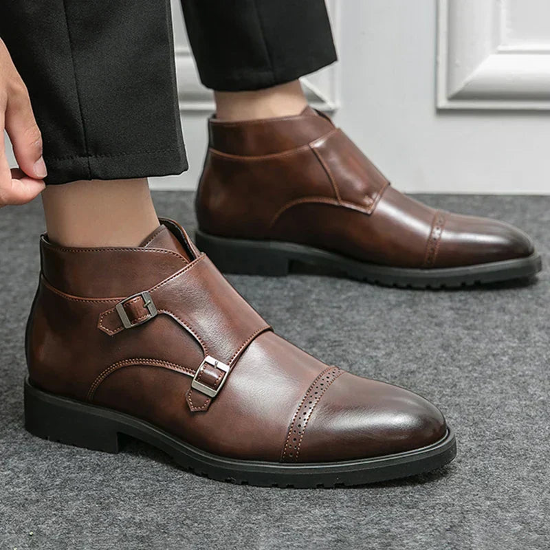 William™  | Botas de doble hebilla de cuero sintético