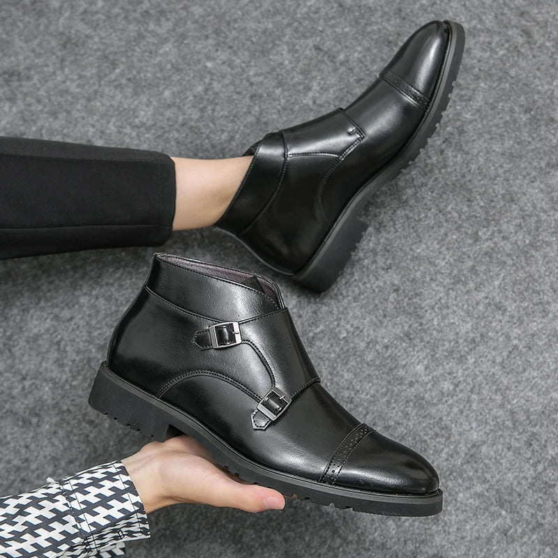 William™  | Botas de doble hebilla de cuero sintético