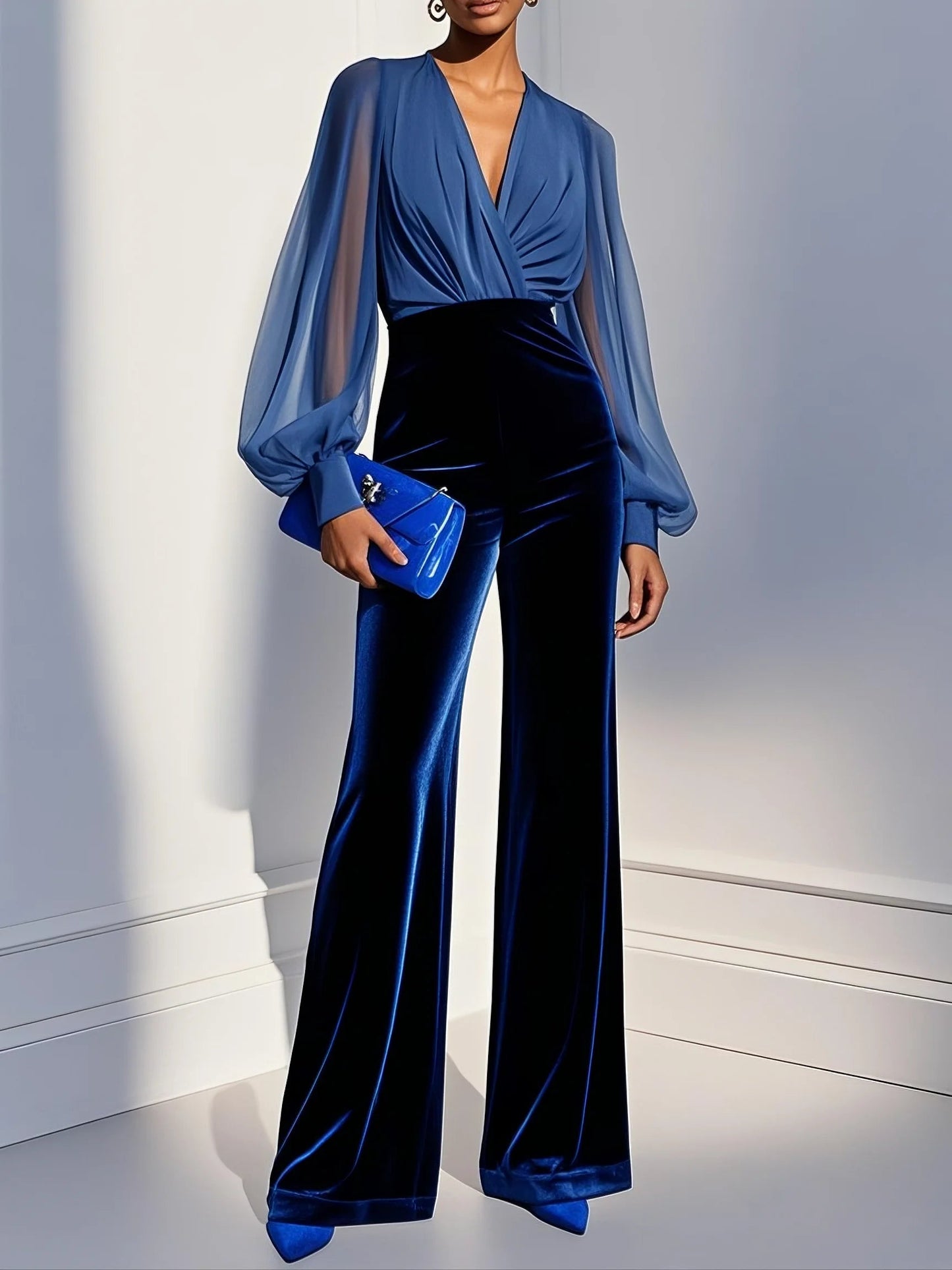 Jasmine™ -Mono de terciopelo azul con malla, escote en V y mangas largas.