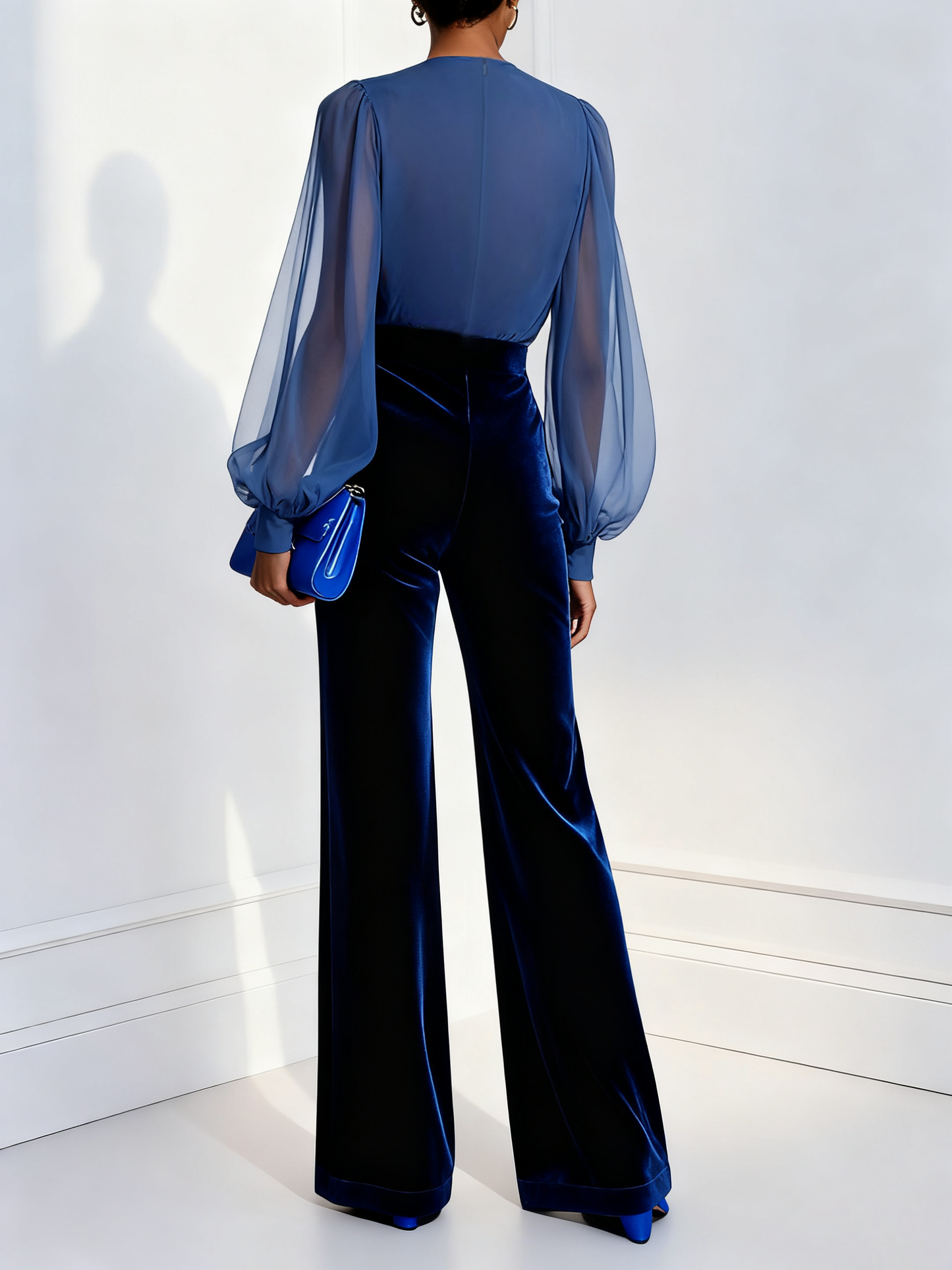 Jasmine™ -Mono de terciopelo azul con malla, escote en V y mangas largas.