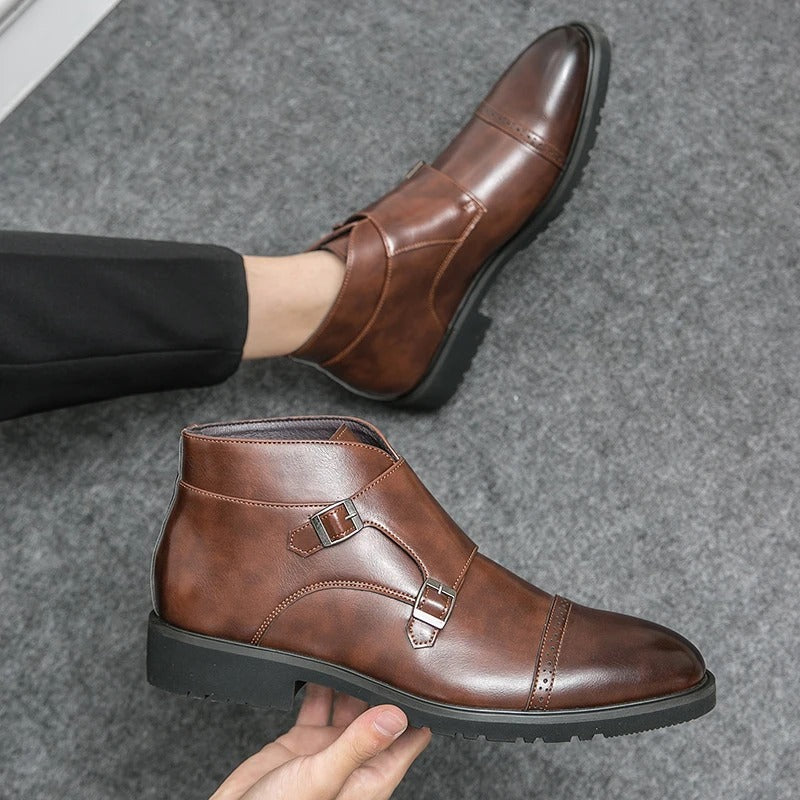 William™  | Botas de doble hebilla de cuero sintético